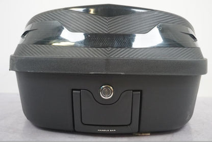 Vänster sida på Topbox från en Triumph Tiger -2009 motorcykel.