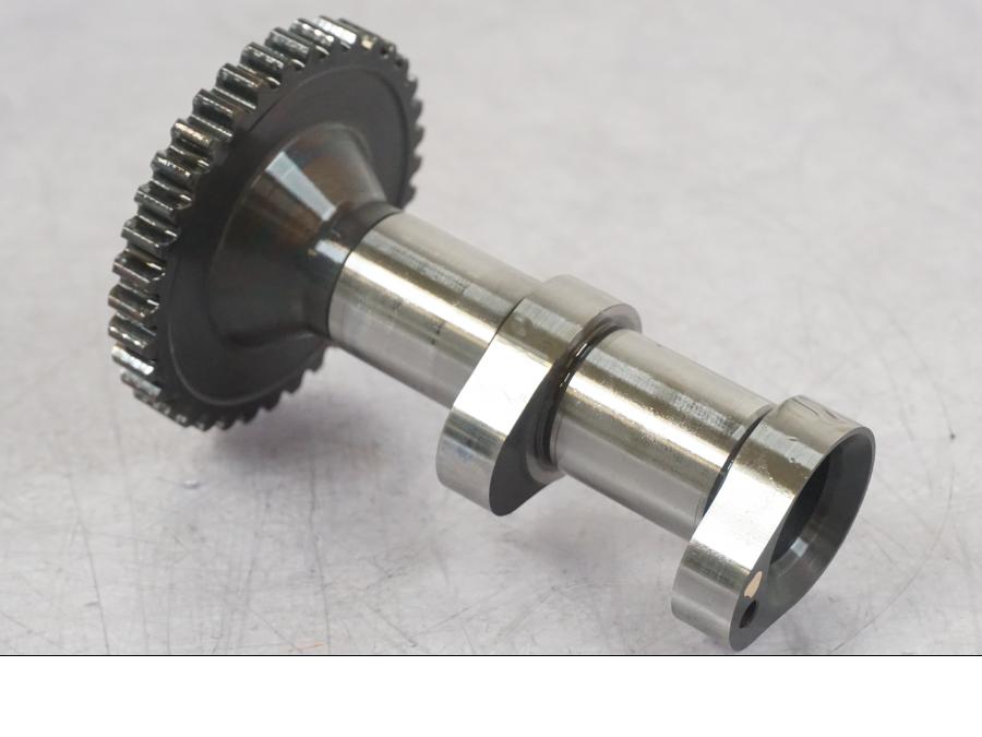 Framsidan på Kamaxel från en KTM 1190 Adventure -2015 motorcykel.