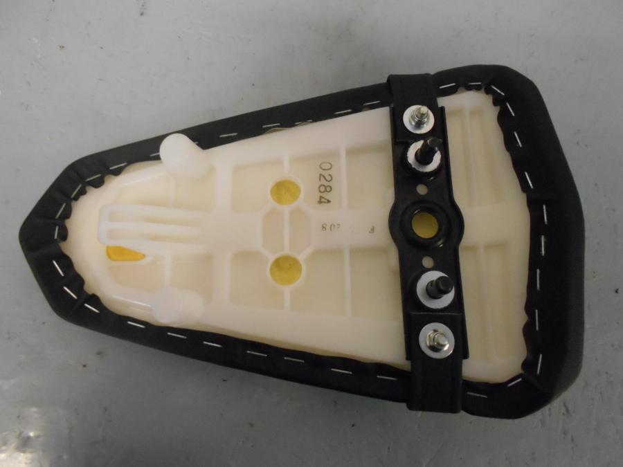 Snett uppifrån på Sadel från en Kawasaki Z 1000 -2012 motorcykel.