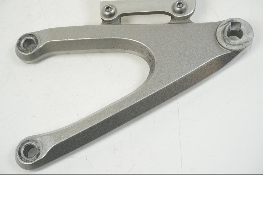 Baksidan på Fotpinnefäste från en Yamaha YZF 1000 R1 -2007 motorcykel.