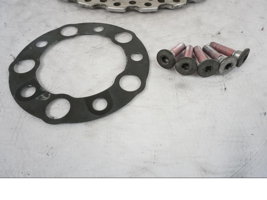 Baksidan på Bromsskiva från en Kawasaki ER-6F -2010 motorcykel.