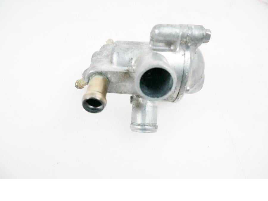 Höger sida på Vattentermostathus från en Honda VFR 800 -2005 motorcykel.