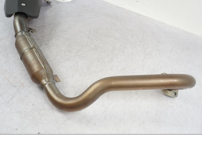 Snett uppifrån på Avgassystem från en Yamaha YZF-R 125 -2017 motorcykel.