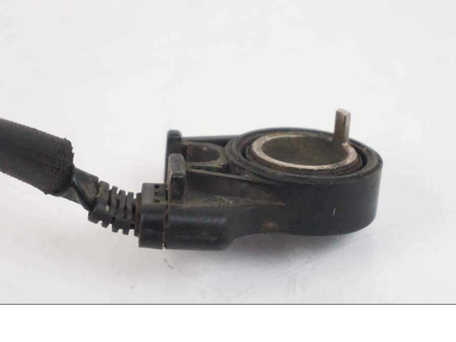 Snett nerifrån på Sidostödsbrytare från en BMW F 650 CS -2002 motorcykel.