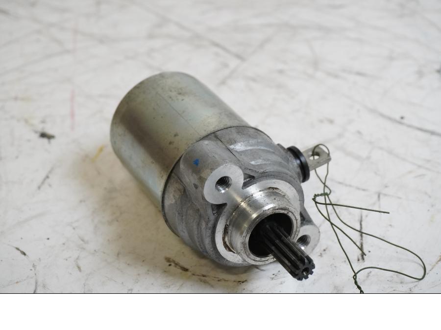 Framsidan på Startmotor från en Yamaha YZF-R 125 -2008 motorcykel.