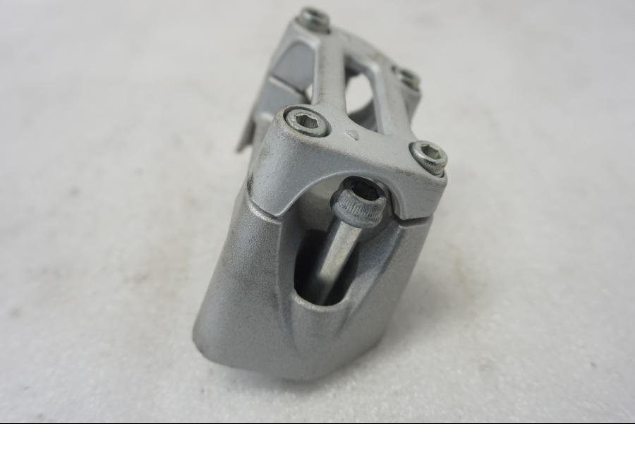 Vänster sida på Styrfäste från en Ducati Monster 796 -2013 motorcykel.