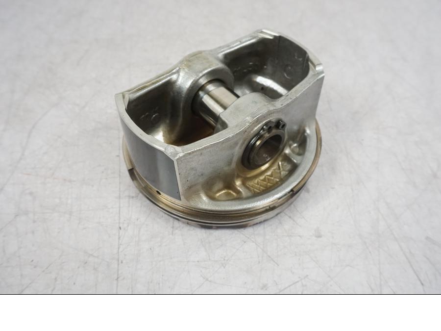 Vänster sida på Kolv från en BMW R 1200 GS -2010 motorcykel.