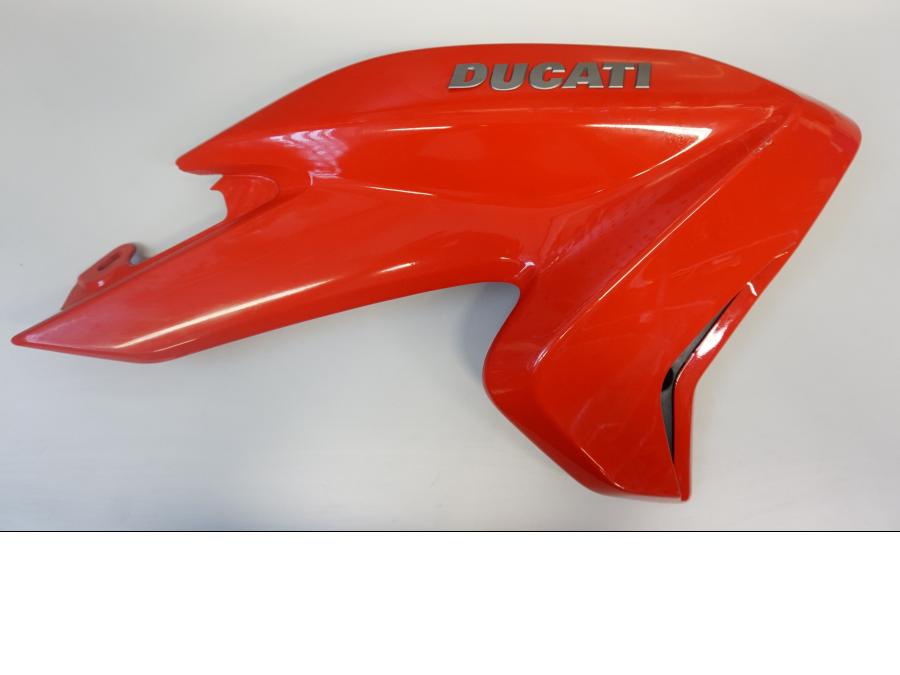 Framsidan på Bensintankskåpa från en Ducati Hyperstrada -2015 motorcykel.