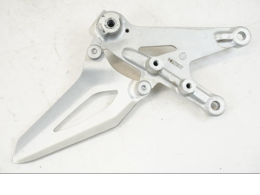 Snett uppifrån på Fotpinnefäste från en Triumph Speed Triple -2021 motorcykel.