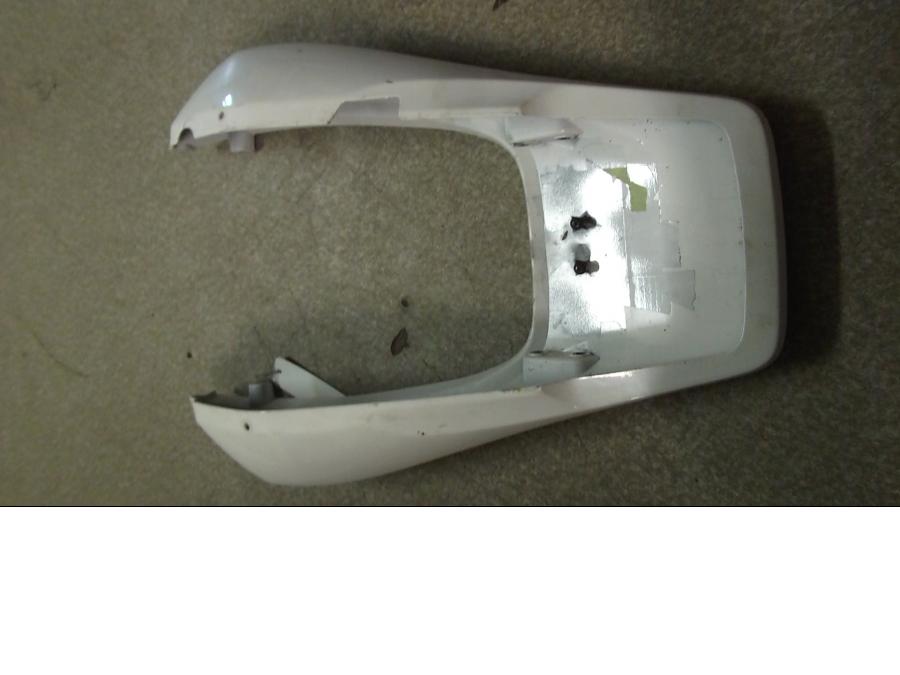 Snett uppifrån på Bakvinge från en Honda CB 1300 F -2004 motorcykel.