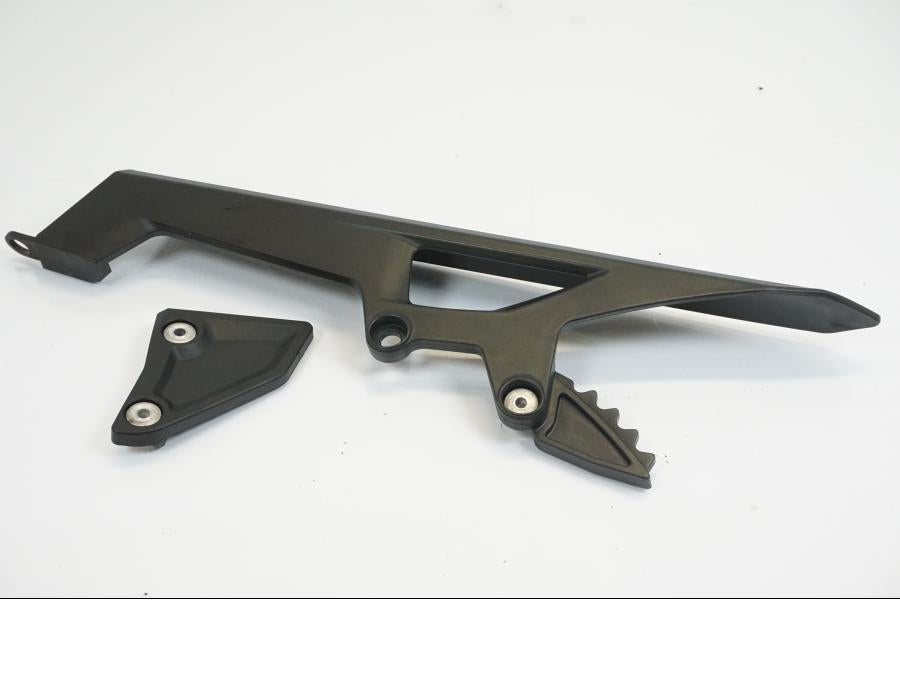 Framsidan på Kedjeskydd från en KTM 1190 Adventure -2013 motorcykel.