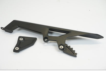 Framsidan på Kedjeskydd från en KTM 1190 Adventure -2013 motorcykel.