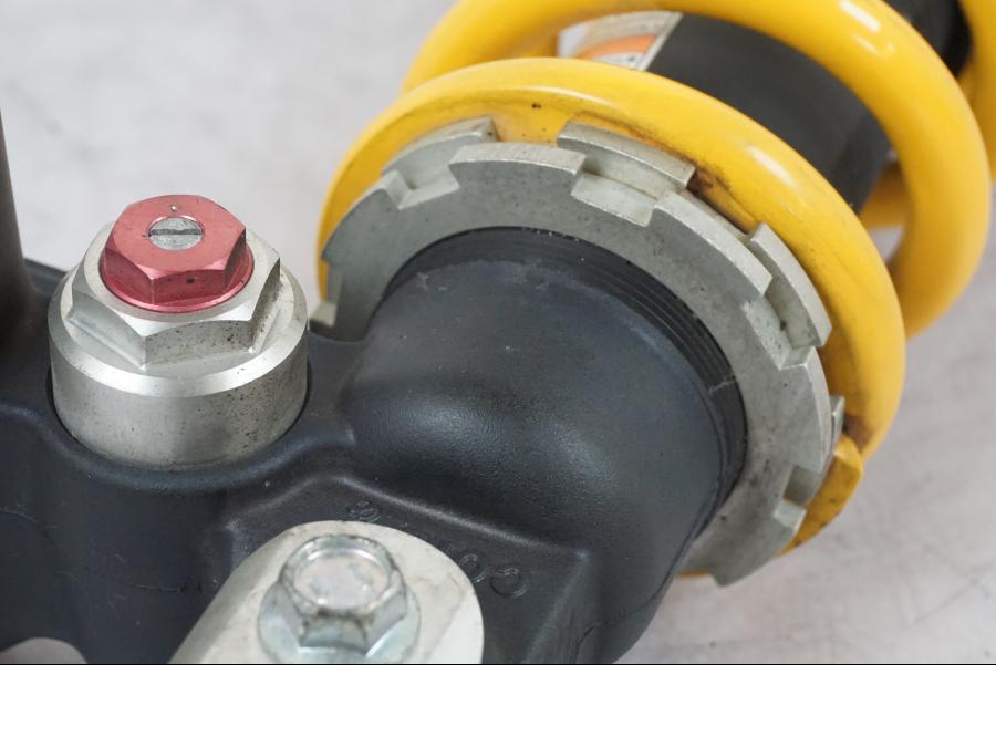 Snett nerifrån på Stötdämpare från en Suzuki GSX-R 600 -2007 motorcykel.