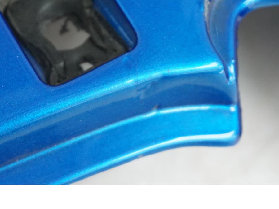 Extrabild2 på <p>Bakvinge höger från Kawasaki ZZR 1100 1991.</p>

<p>Lagad och omlackad i original kulör.</p>

<p>Sprickor, slitage av lack samt ytliga repor se bilder.</p> motorcykel.