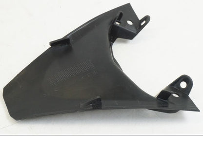 Snett nerifrån på Plast från en Yamaha YZF R7 -2022 motorcykel.