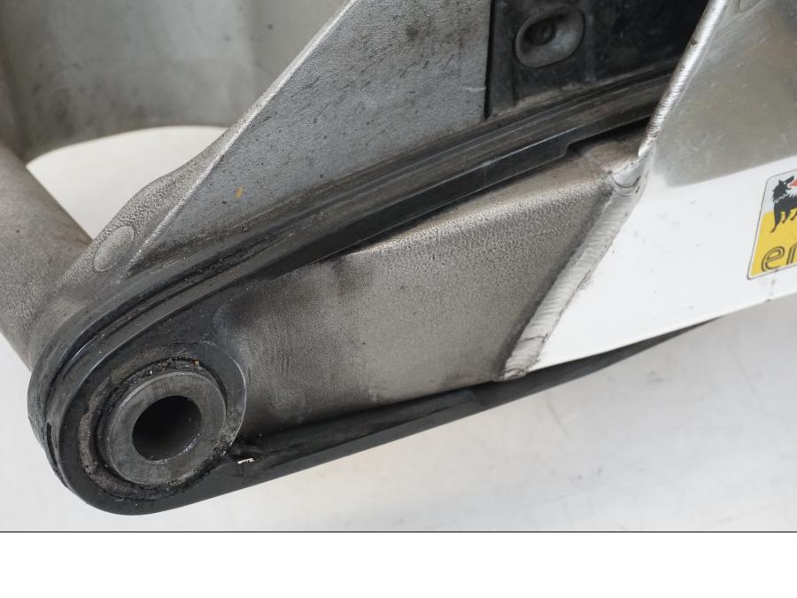 Baksidan på Sving från en Aprilia Tuono V4R -2011 motorcykel.