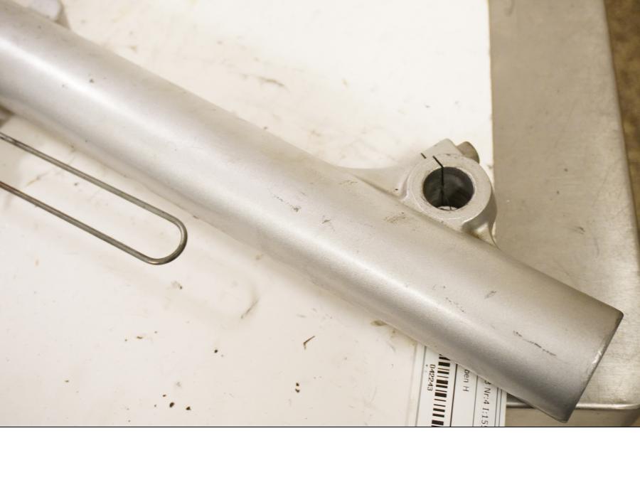 Baksidan på Gaffelben från en Suzuki DR 650 -1993 motorcykel.