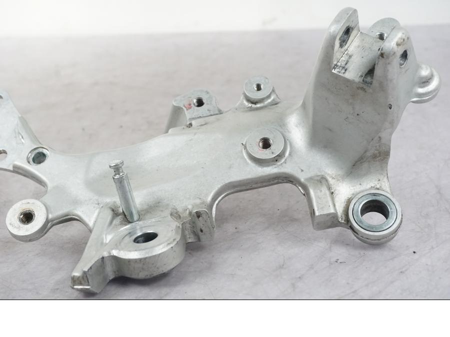 Höger sida på Fotpinnefäste från en Ducati Multistrada V4 -2024 motorcykel.