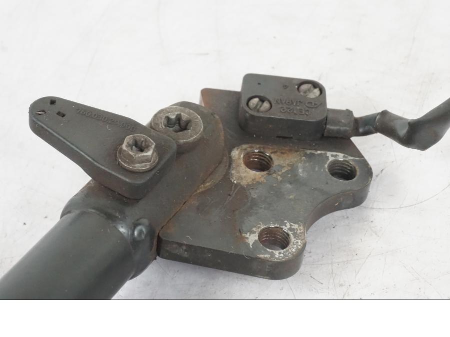 Snett uppifrån på Sidostöd från en KTM 690 Duke -2015 motorcykel.