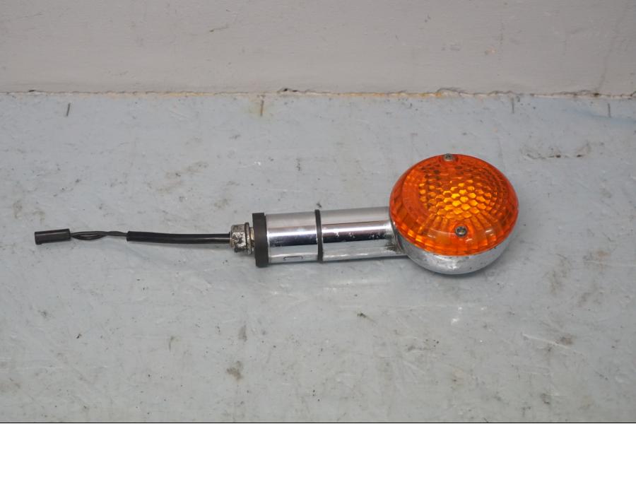 Framsidan på Blinkers från en Suzuki VL 800 -2001 motorcykel.