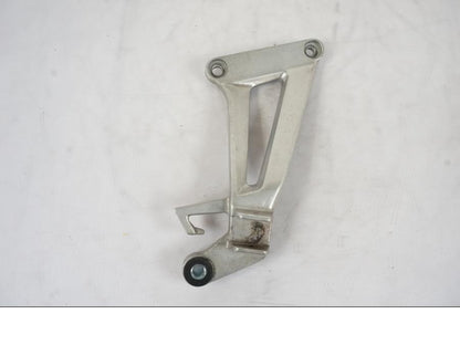 Framsidan på Fotpinnefäste från en Honda CBR 125 R -2006 motorcykel.