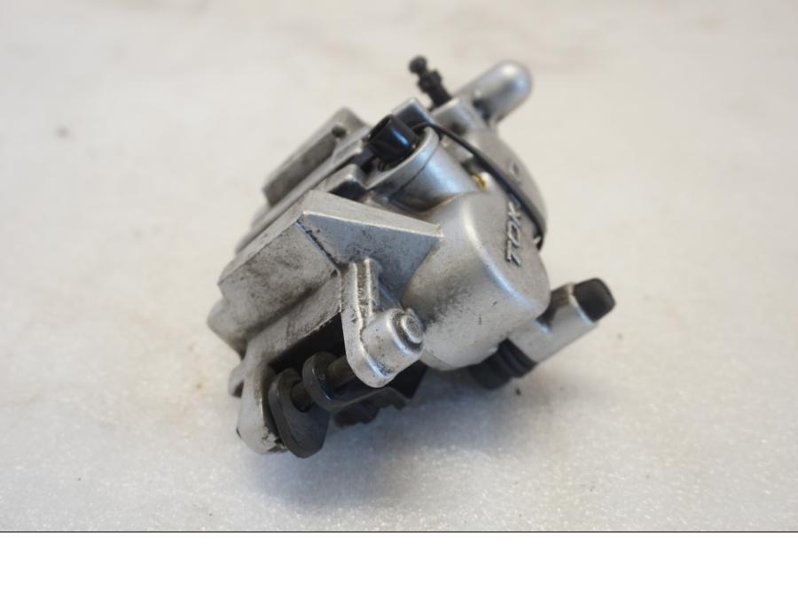 Vänster sida på Bromsok från en Suzuki VL 800 -2004 motorcykel.