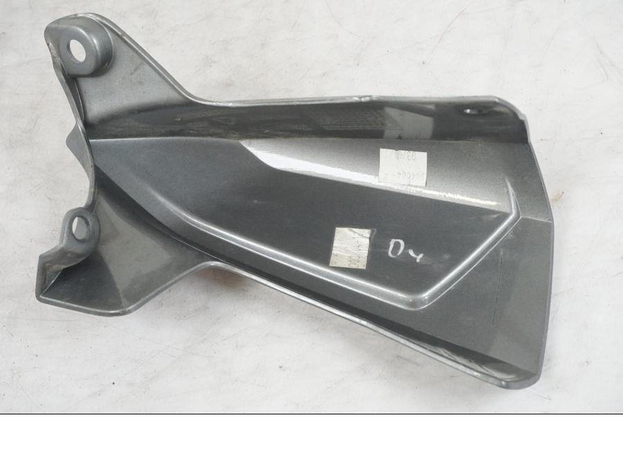 Vänster sida på Toppkåpa från en Triumph Tiger Explorer -2013 motorcykel.