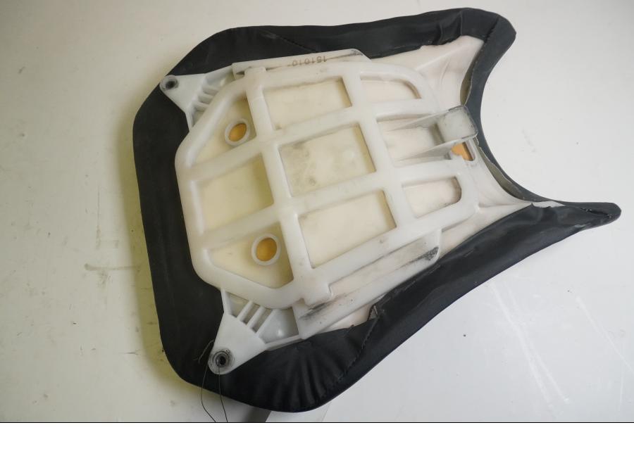 Vänster sida på Sadel från en Yamaha YZF 1000 R1 -2003 motorcykel.