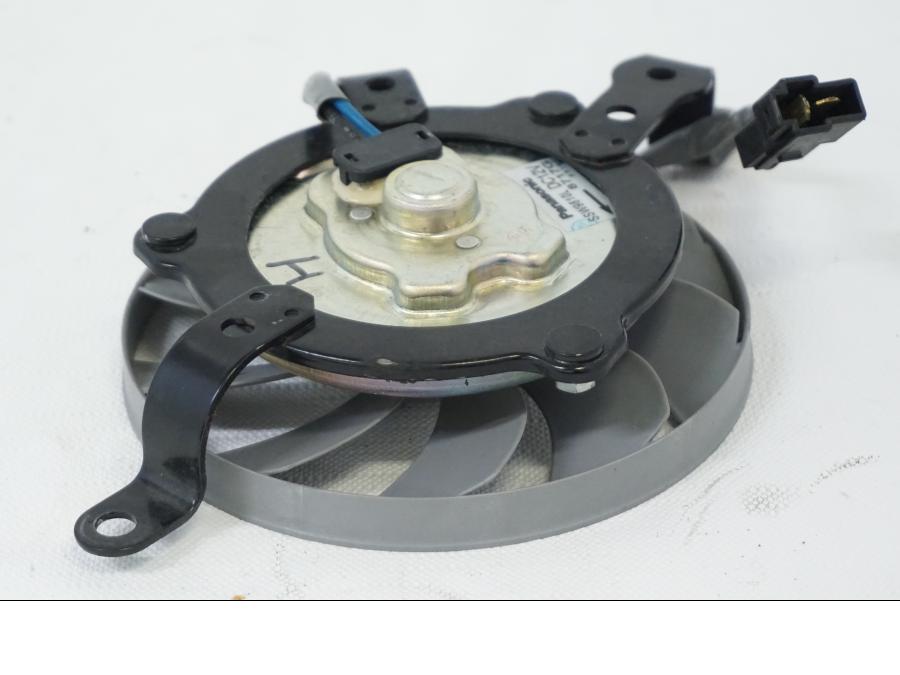 Snett nerifrån på Vattenkylfläkt från en Yamaha YZF R6 -2006 motorcykel.