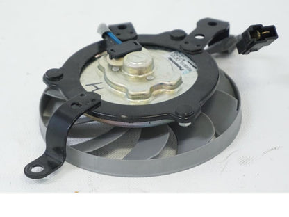 Snett nerifrån på Vattenkylfläkt från en Yamaha YZF R6 -2006 motorcykel.