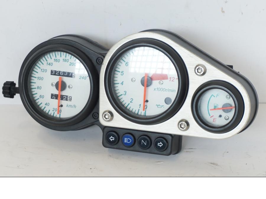 Baksidan på Instrumentpanel från en Kawasaki ZR-7 -2001 motorcykel.