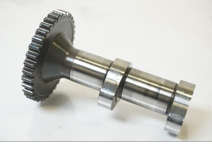 Snett nerifrån på Kamaxel från en KTM 1190 Adventure -2015 motorcykel.