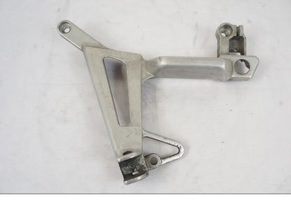 Framsidan på Fotpinnefäste från en Honda VFR 750 -1994 motorcykel.