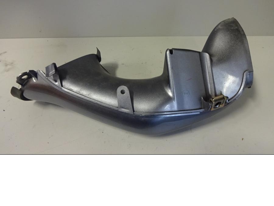 Baksidan på Luftrör från en Yamaha YZF 1000 R1 -2005 motorcykel.