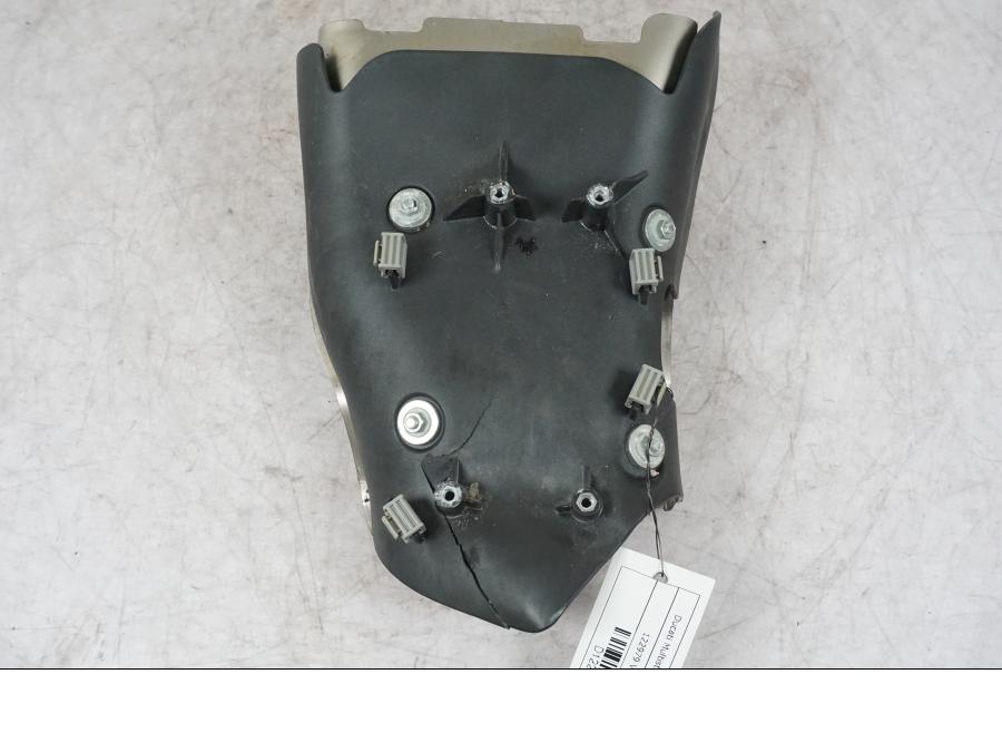 Snett nerifrån på Värmeskydd från en Ducati Multistrada V4 -2024 motorcykel.