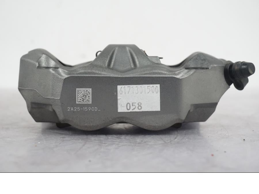 Snett nerifrån på Bromsok från en KTM 1290 Super Duke R -2022 motorcykel.