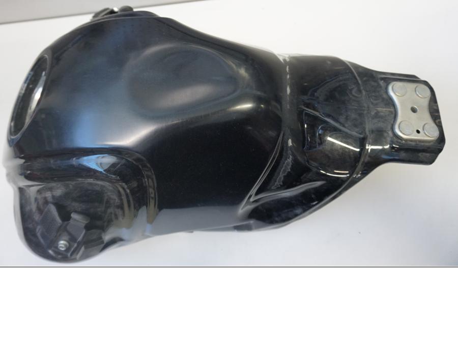 Höger sida på Bensintank från en Suzuki SFV 650 A Gladius -2012 motorcykel.