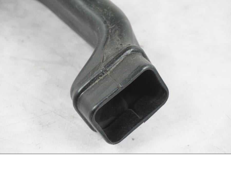 Vänster sida på Luftrör från en KTM 390 Duke -2018 motorcykel.