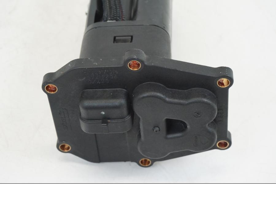 Extrabild6 på Bensinpump insprut från en Ducati Streetfighter V4 -2020 motorcykel.