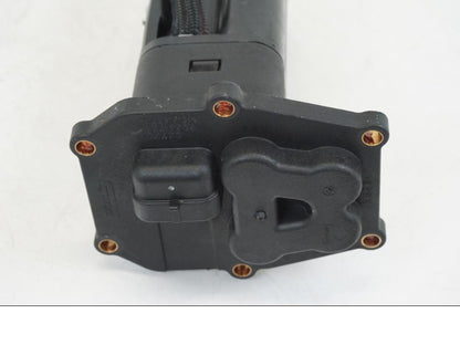 Extrabild6 på Bensinpump insprut från en Ducati Streetfighter V4 -2020 motorcykel.