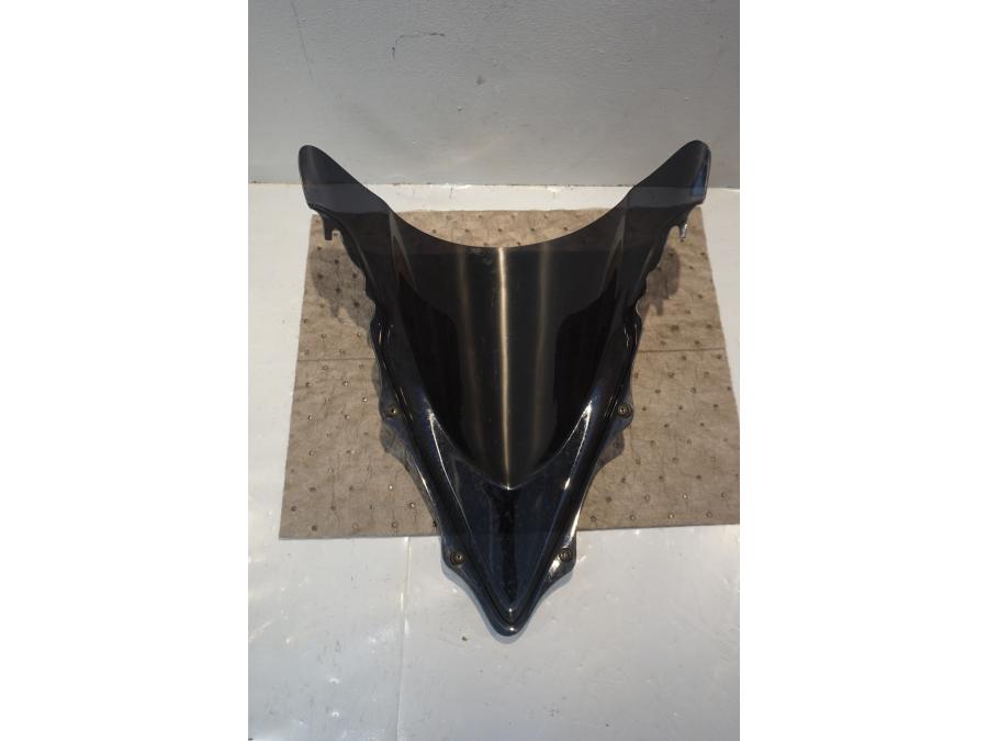 Baksidan på Vindruta från en Yamaha YZF R6 -2003 motorcykel.