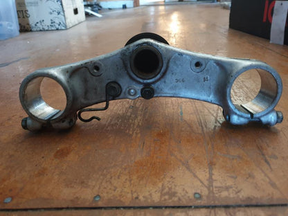 Vänster sida på Gaffelkrona från en Suzuki GSF 1200 -2000 motorcykel.