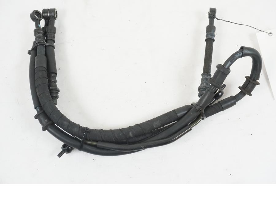 Snett nerifrån på Bromsledning från en Yamaha MT-07 -2019 motorcykel.