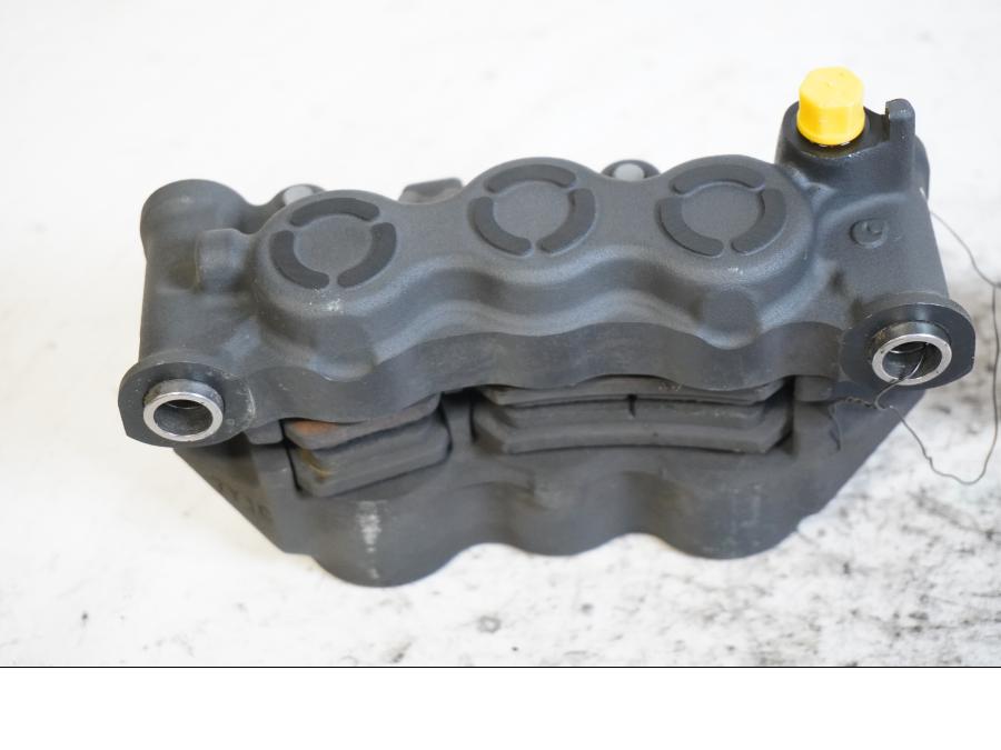 Baksidan på Bromsok från en Yamaha YZF 1000 R1 -2009 motorcykel.