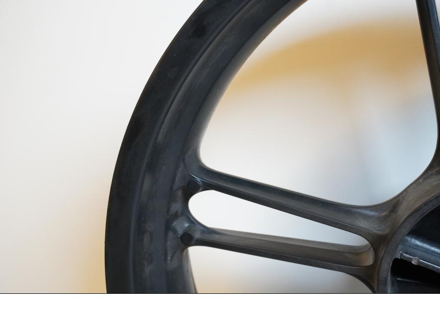 Snett uppifrån på Fälg från en Yamaha YZF-R 125 -2008 motorcykel.