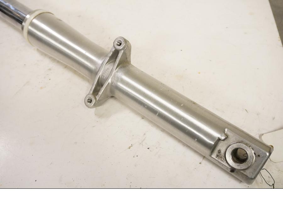 Vänster sida på Gaffelben från en Yamaha XVS 650 -2002 motorcykel.