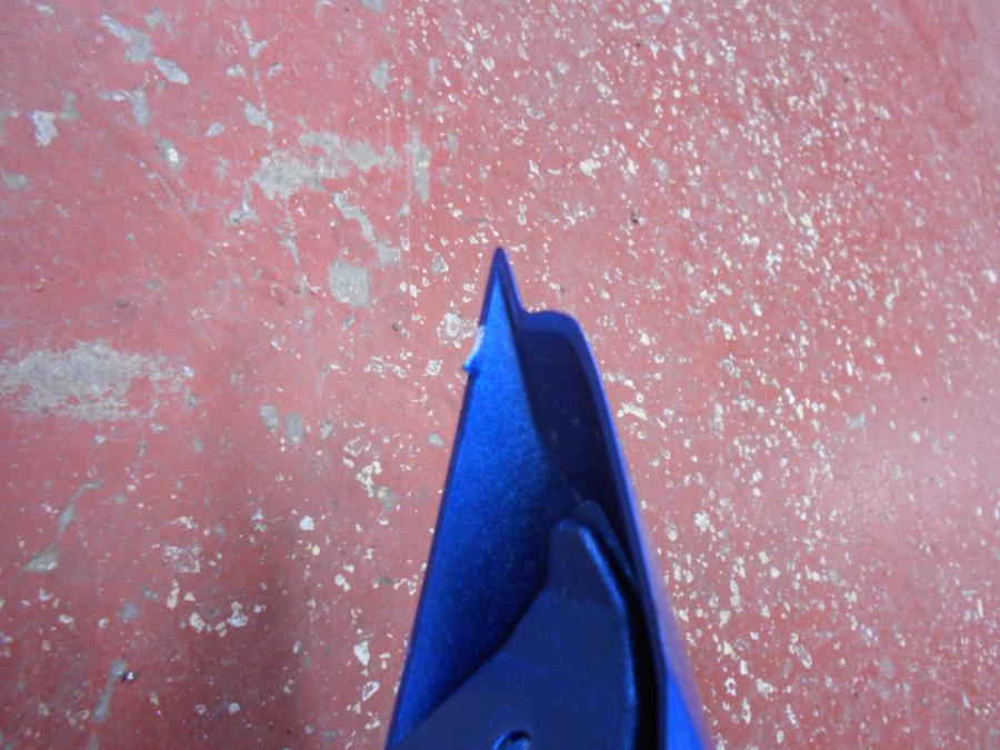 Baksidan på <p>Bakvinge höger från Suzukig GSX-R 750 2015.</p>

<p>En plasthake baktill är av se bild.</p> motorcykel.