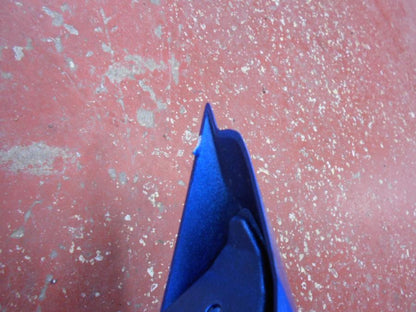 Baksidan på <p>Bakvinge höger från Suzukig GSX-R 750 2015.</p>

<p>En plasthake baktill är av se bild.</p> motorcykel.