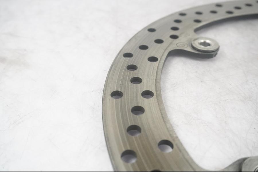 Baksidan på Bromsskiva från en BMW F 800 GT -2015 motorcykel.