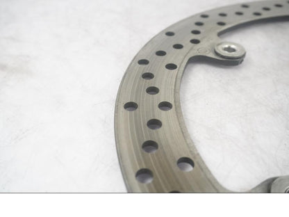 Baksidan på Bromsskiva från en BMW F 800 GT -2015 motorcykel.